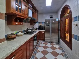 新古典风格厨房橱柜家装效果图 棕色实木橱柜图片