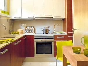 多色厨房装修效果图 红色木质橱柜图片