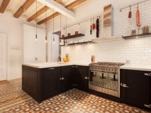 美式乡村开放式厨房装修效果图 定制黑色橱柜图片