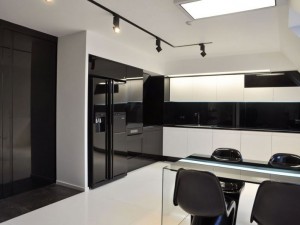 简约黑白风厨房装修效果图 白色橱柜门板图片