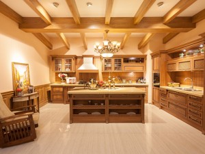 原木古典风格厨房装修效果图 整体定制实木橱柜图片