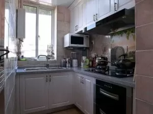 60平甜美田园风厨房装修效果图 白色橱柜设计效果图