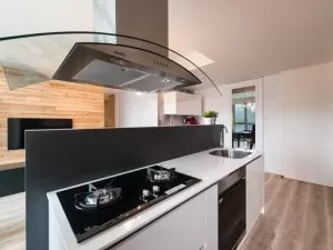 开放式简易厨房装修效果图 白色烤漆橱柜效果图