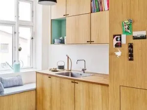 原木色小厨房装修效果图 实用小户型橱柜图片