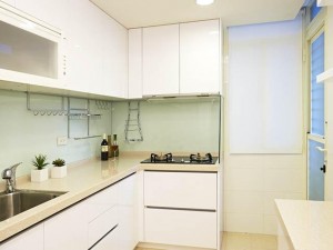 88平简约清新二居厨房装修效果图 白色烤漆橱柜设计图