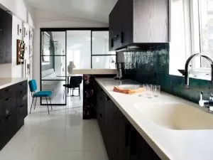 简约风二字型橱柜效果图 白色料理台和水槽一体成型图片