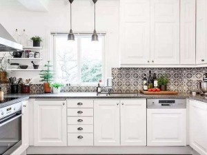 现代开放式厨房装修效果图 白色U型橱柜图片