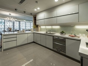 时尚开放式厨房装修效果图 白色烤漆橱柜效果图